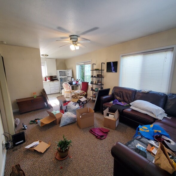 livingroom - 187 Ogle Ave