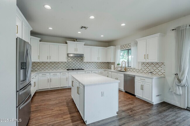 Building Photo - 2744 E Donato Dr