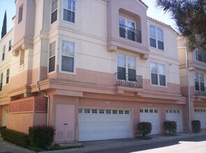 Building Photo - 1014 S Rossano Way
