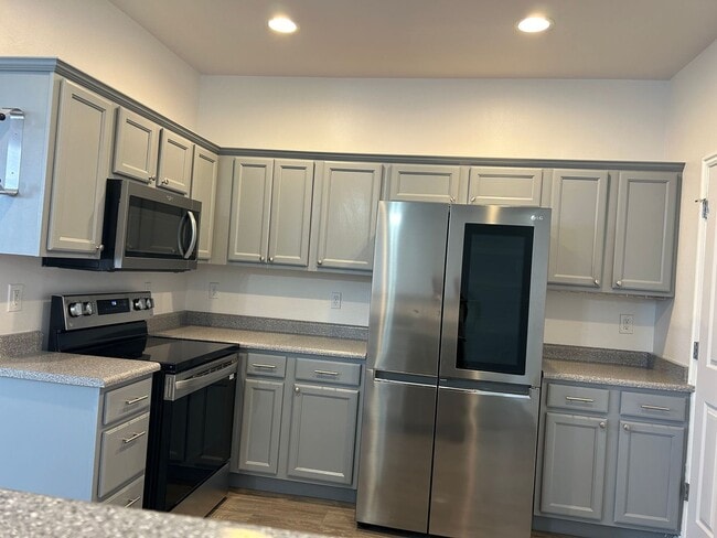 Building Photo - Impressive Remodeled 2 Bed 2 Bath Townhome