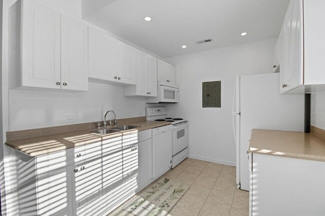 Building Photo - NEW PRICE and Half Off First Month's Rent! Nicely Updated Condo in Old South!