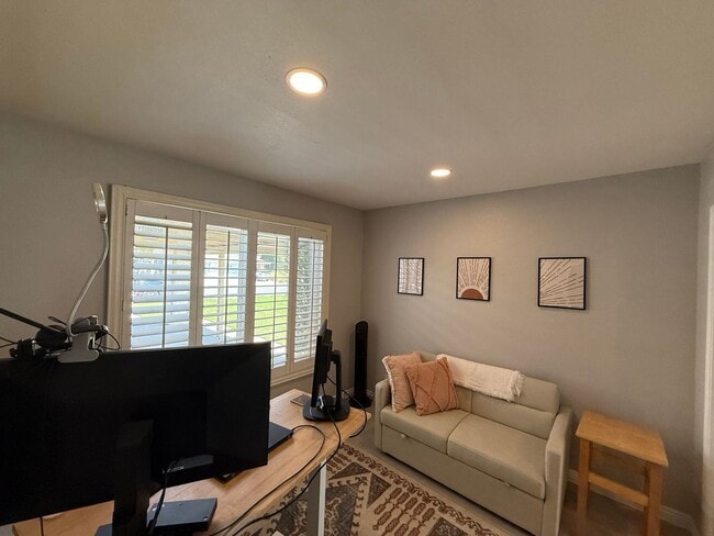 Building Photo - Well Maintained & Updated Home