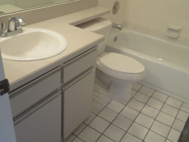 Building Photo - OVIEDO 3BR 2BA home in Alafaya Woods! Fenc...