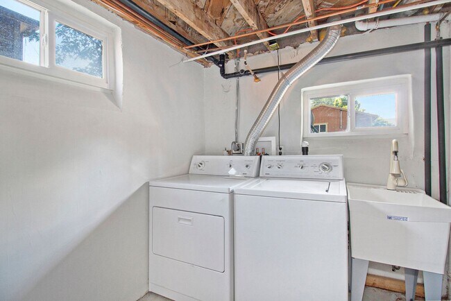 Building Photo - Single-Family 4 Bedroom 2 Bathroom Home in Englewood