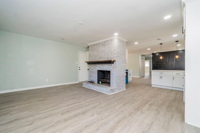 Building Photo - 152 Mann Dr