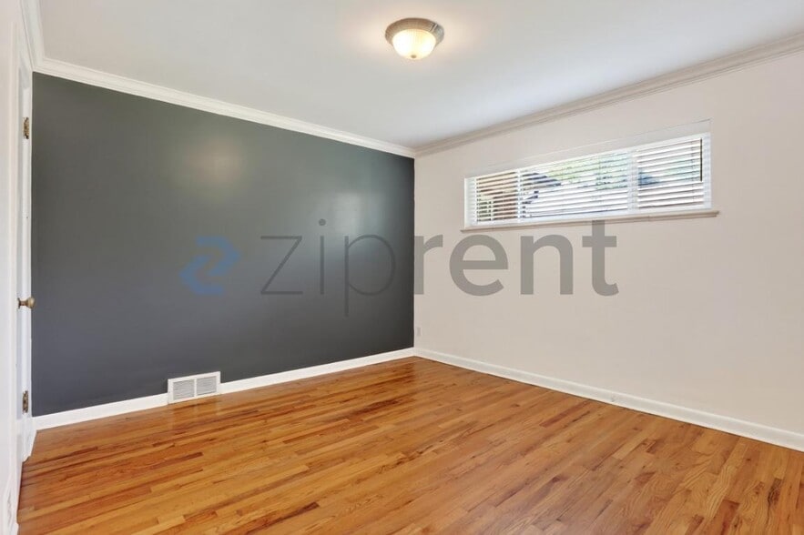 Building Photo - Unit