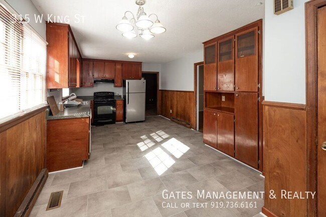 Building Photo - 315 W King St