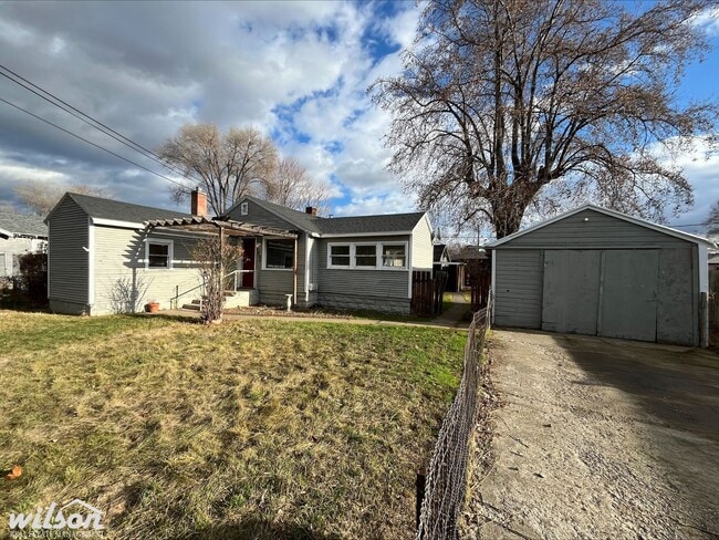 Building Photo - Bright & Spacious 3 bedroom, 1 bath Home for Rent!