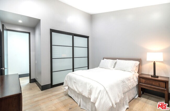 Building Photo - 2122 Castle Heights Ave