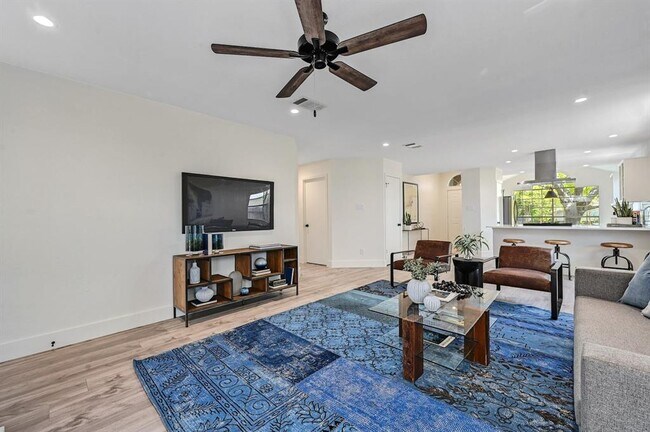 Building Photo - 10612 Watchful Fox Dr