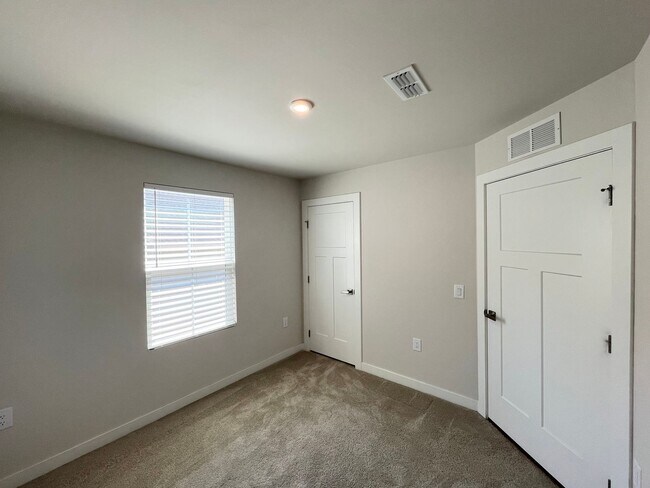 Building Photo - Charming 3BD, 2BA Fuquay Varina Home with Easy Access to Downtown Fuquay-Varina and Raleigh