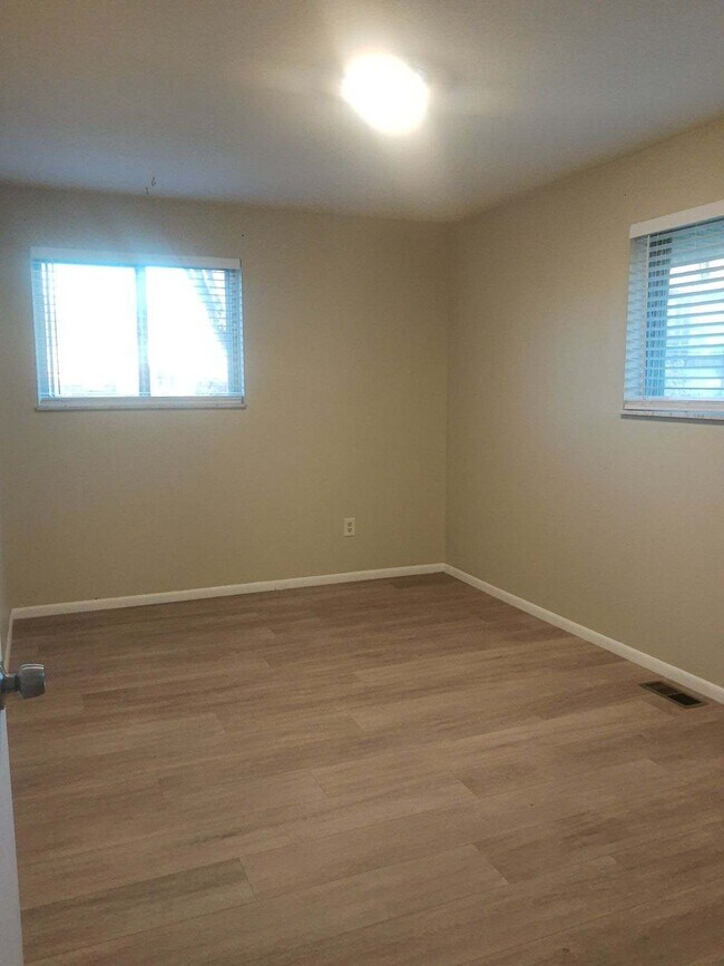 Building Photo - 140 Redbud Dr