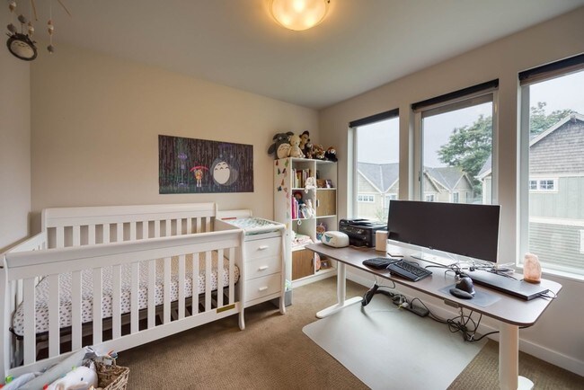 Building Photo - Fantastic 3 Bedroom Townhome w/Attached Garage and A/C in Seattle!!