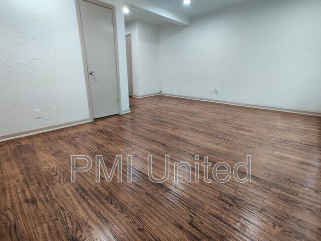 Building Photo - 2216 N Travis St
