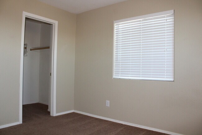 Building Photo - Beautiful 4 bedroom 2.5 bath home located ...