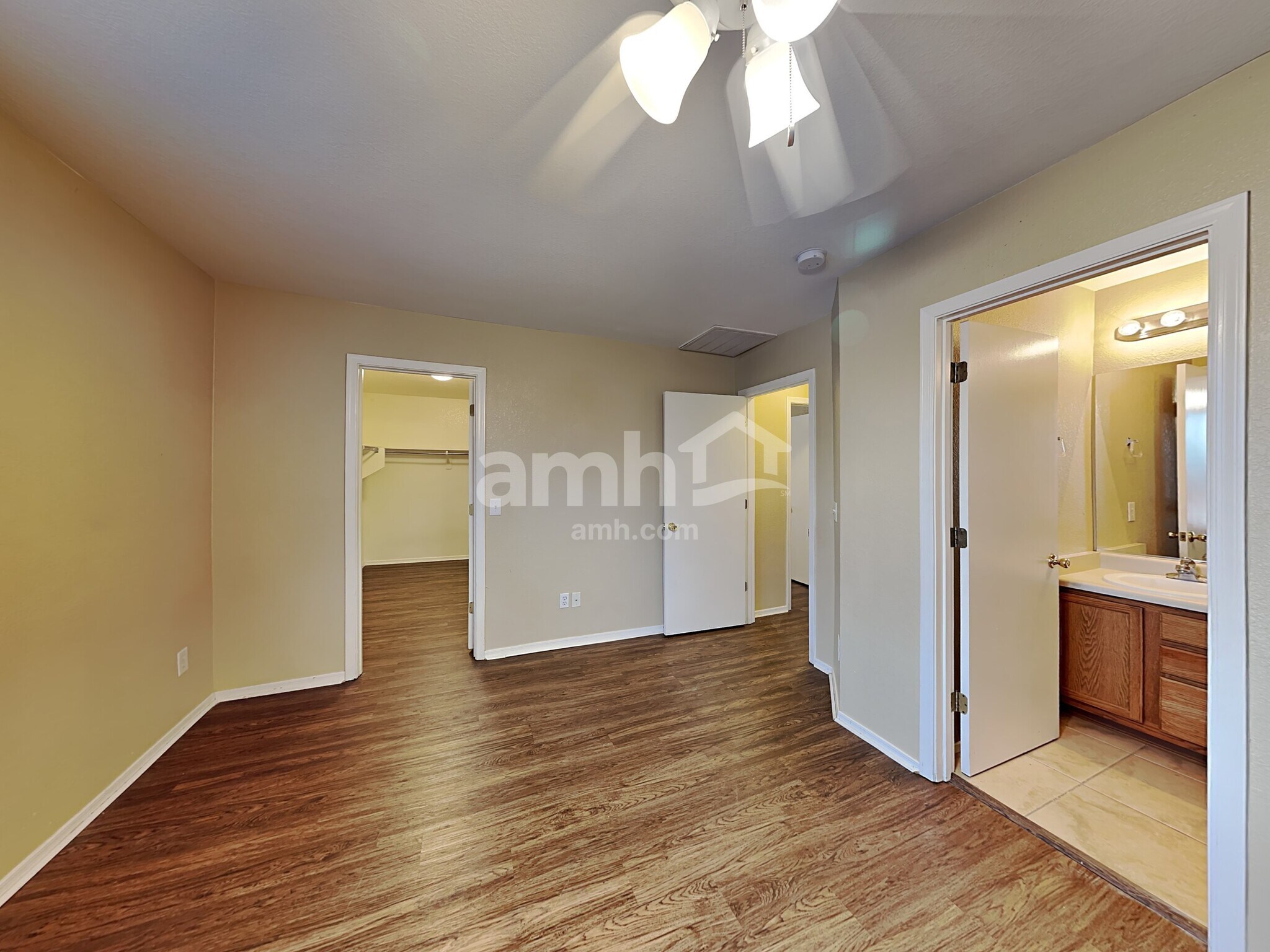 Building Photo - 494 W Great White St
