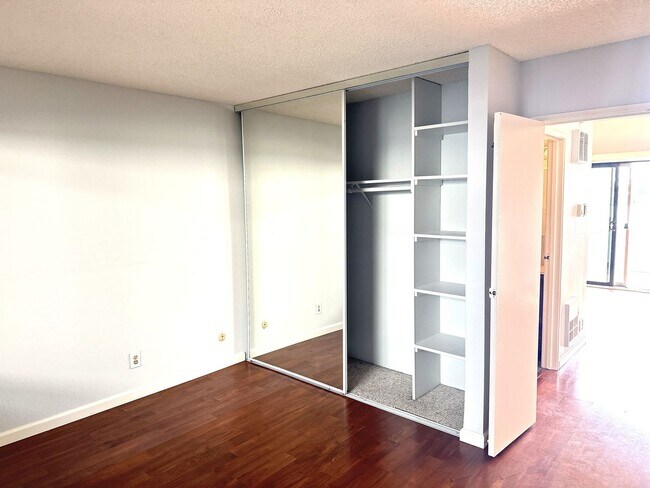 Building Photo - BEAUTIFUL TOP FLOOR  1 BED 1 BATH CONDO W/RESORT FACILITIES! +STORAGE