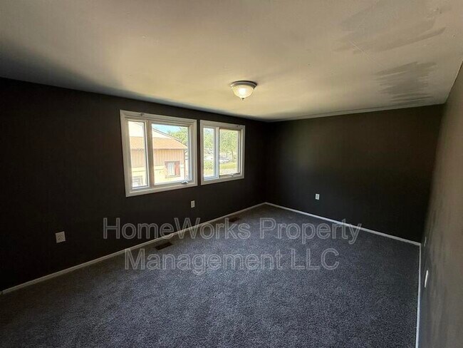Building Photo - 554 West Ct