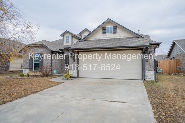 Building Photo - 4 bed/2 bath!