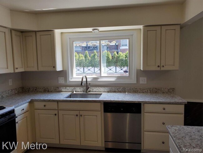 Building Photo - 553 N Old Woodward Ave