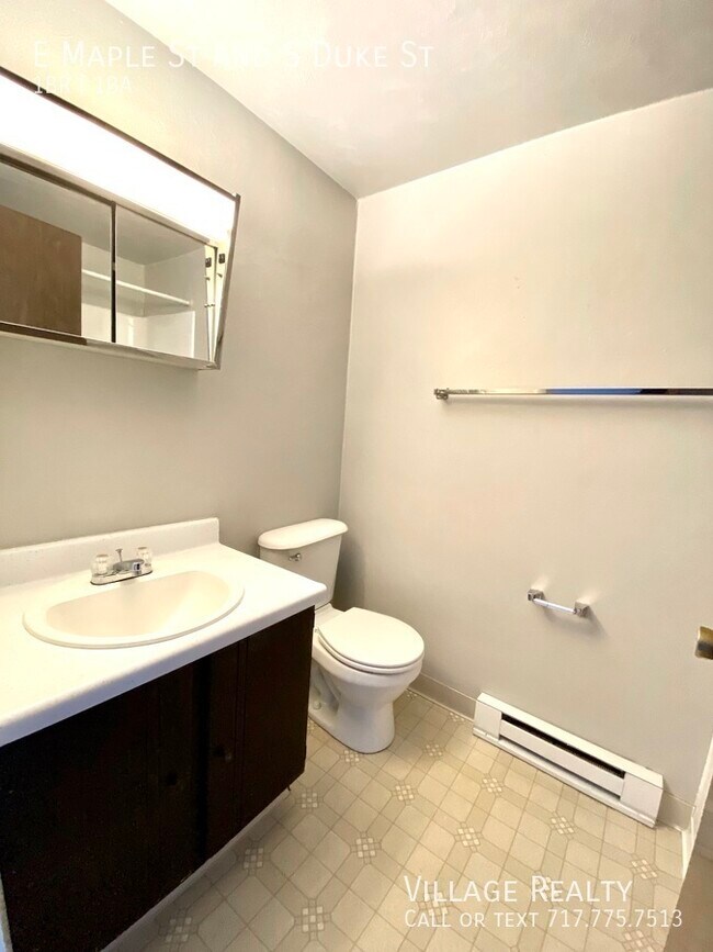 Building Photo - 461 E Maple St