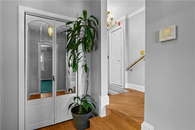 Building Photo - 553 Bellevue Ave
