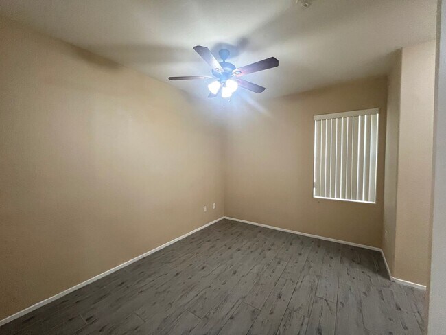 Building Photo - Beautiful Summerlin townhome, 3 bed, 2.5 bath, on 1st floor.