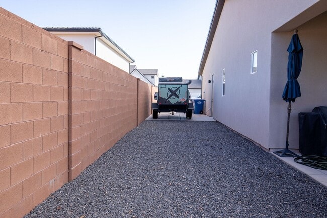 Building Photo - Washington Fields 4 bed | 3 1/2 bath | 3 c...