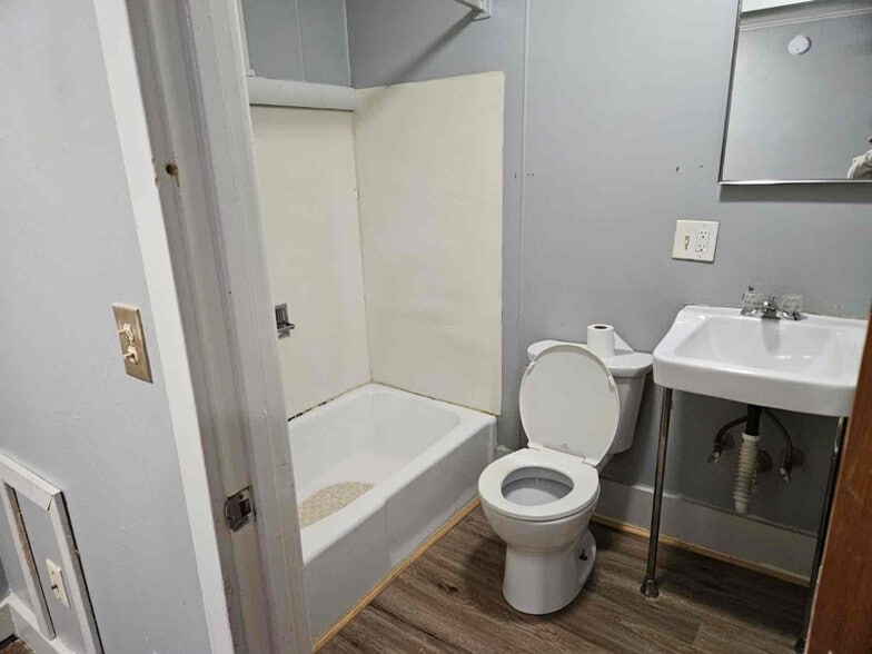 Building Photo - 86 River St