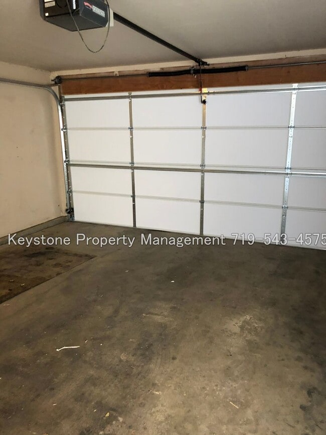 Building Photo - 486 W Bellflower Dr
