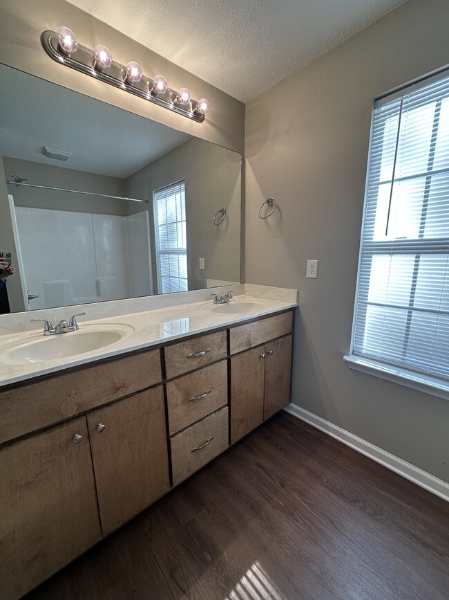 Building Photo - 128 Branch St