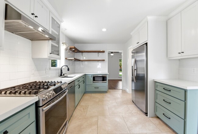 Building Photo - 4810 Bayou Vista Dr