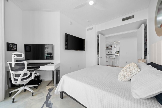 Building Photo - 347 N New River Dr E