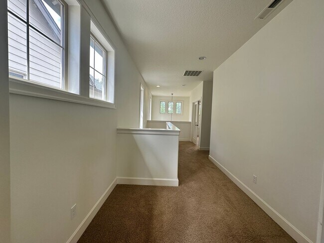 Building Photo - Spacious 3 Bedroom + Bonus Room , club, Across from Park!
