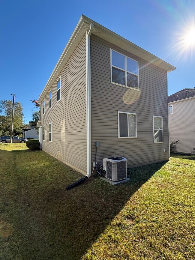 Building Photo - 721 Pebblestone Dr