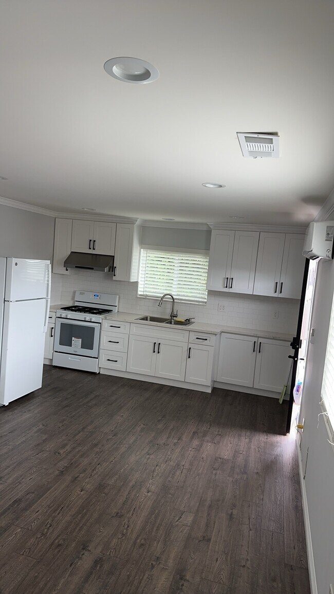 Building Photo - 7011 Jumilla Ave