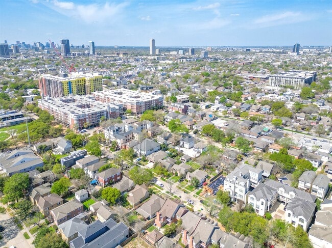 Building Photo - 1558 1/2 Castle Ct