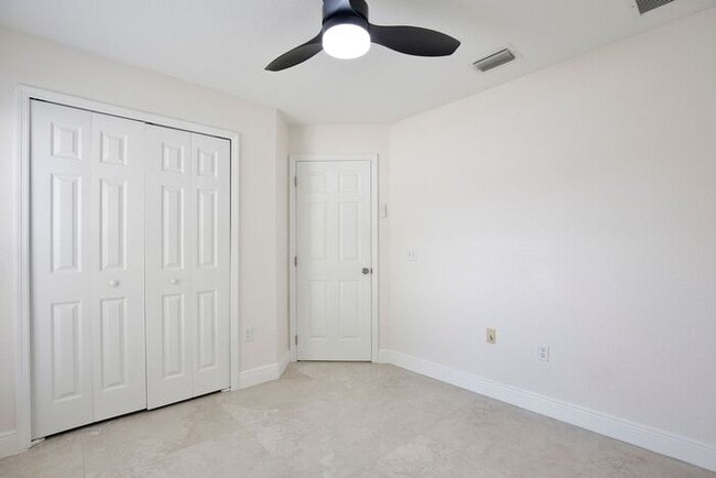 Building Photo - Beautiful 3/2 Spacious Home with a covered...