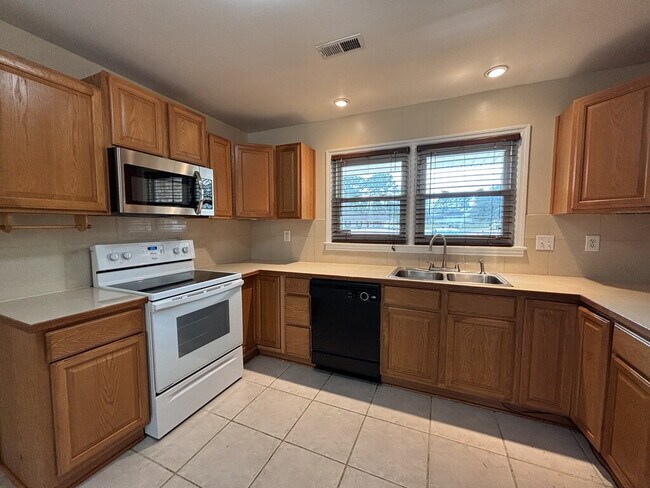 Building Photo - 115 Aylesbury Rd