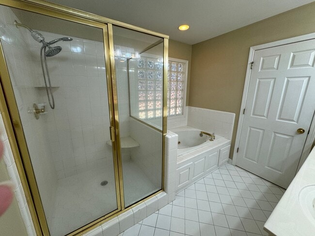 Building Photo - AVAILABLE TO SHOW!!!