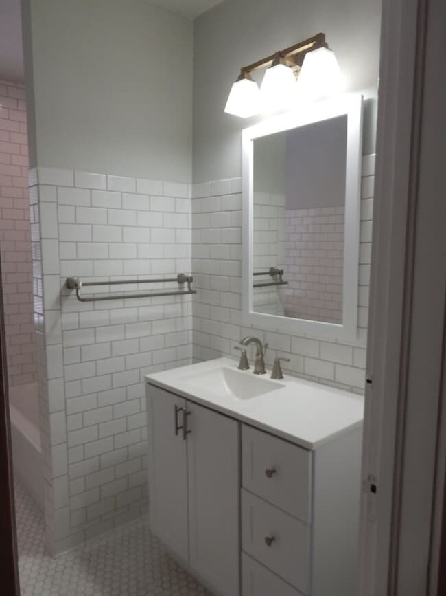 Building Photo - Spacious 3 BR home in Old SW, close to YMC...