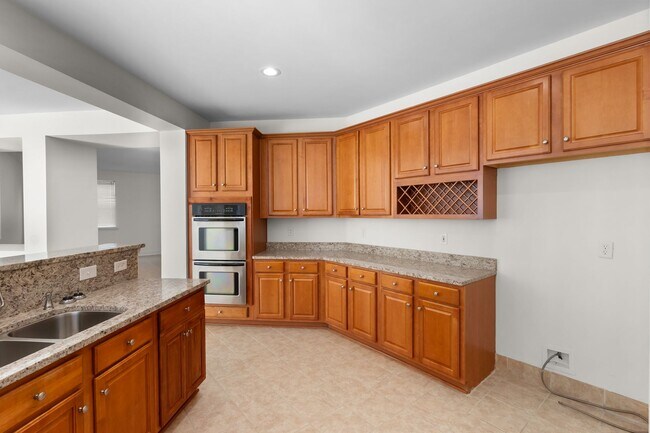 Building Photo - Immaculate 5-bedroom Paradise!