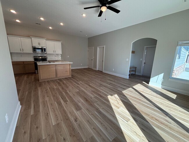 Building Photo - 1841/43 Hickory Creek