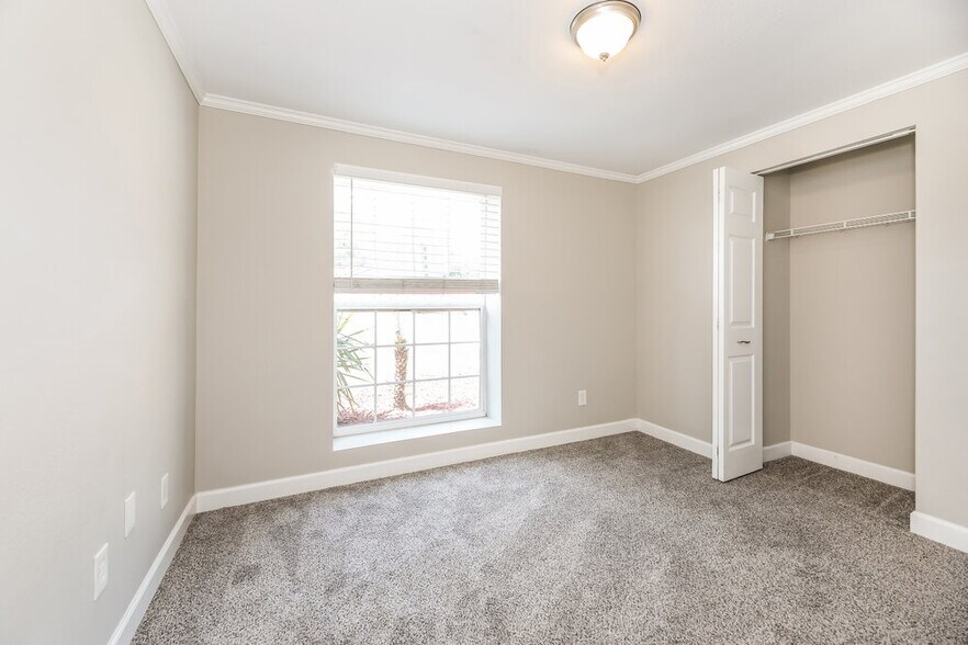 Building Photo - 3013 Hampstead Dr