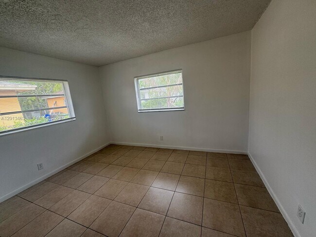 Building Photo - 1480 NW 19th Ct