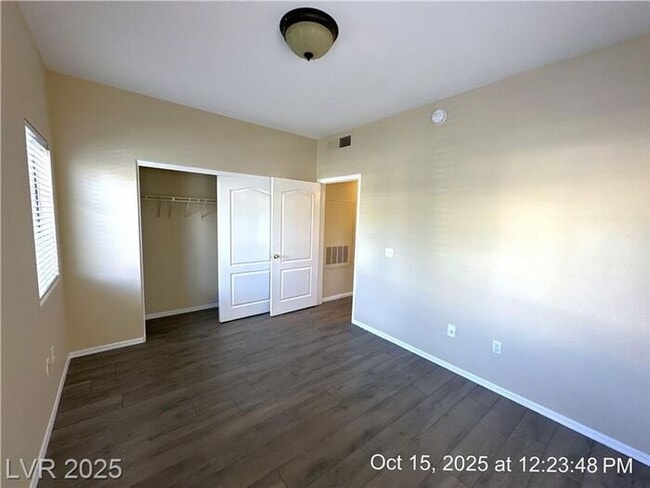 Building Photo - Fantastic Southwest first-floor unit in a ...