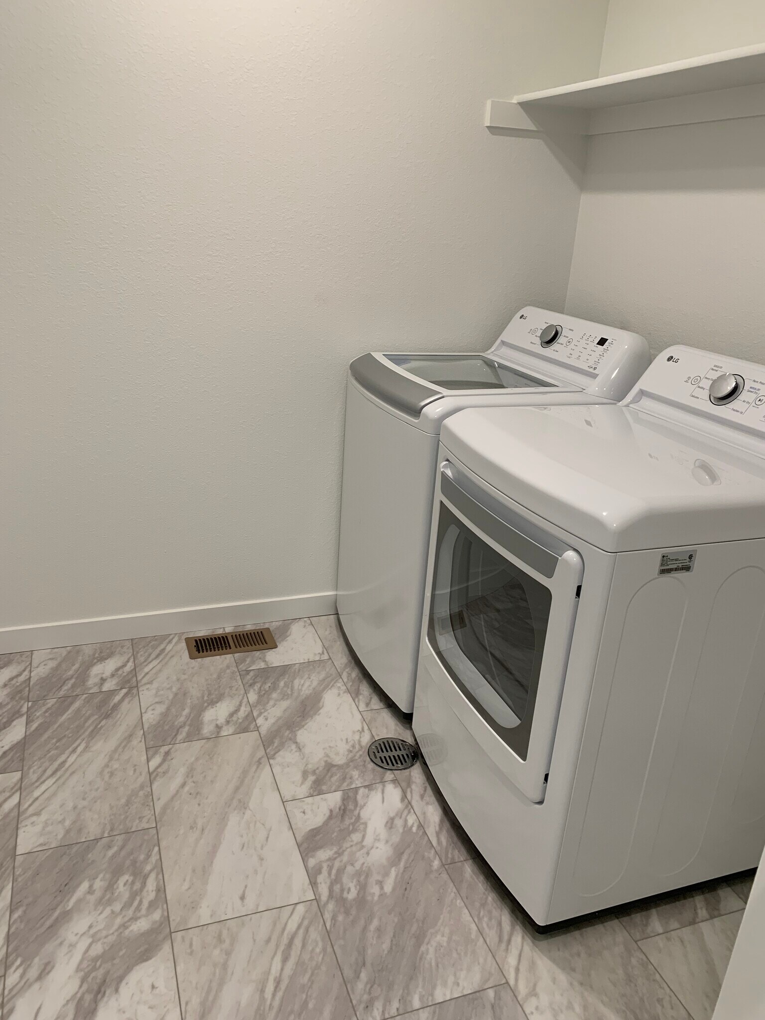 Building Photo - 8993 Redfield Ln