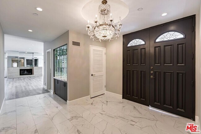 Building Photo - 323 N Palm Dr