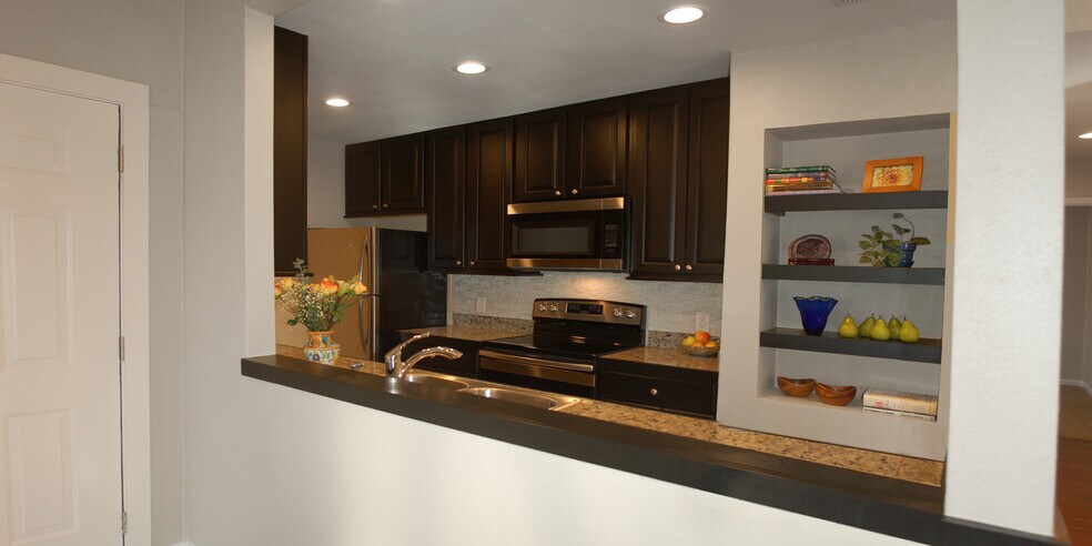 Large Kitchen - 6723 Eastridge Dr