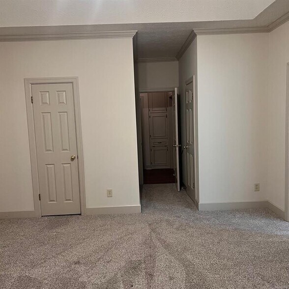 Building Photo - 8706 Twelve Oaks Ln